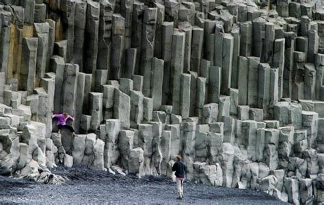 reynisfjara cavern death.